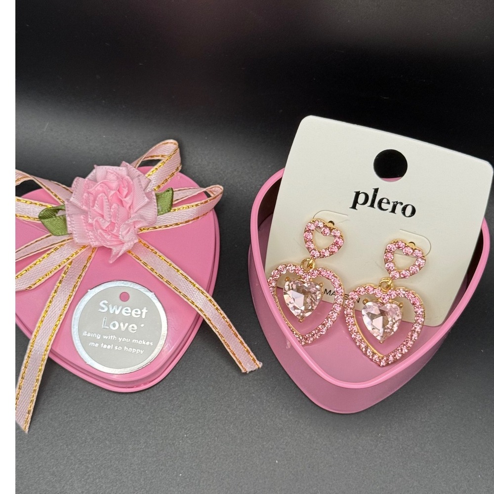 Earrings +‎ gift box = ✔️
Add a bear on a rose for bonus points! 🧸🌹